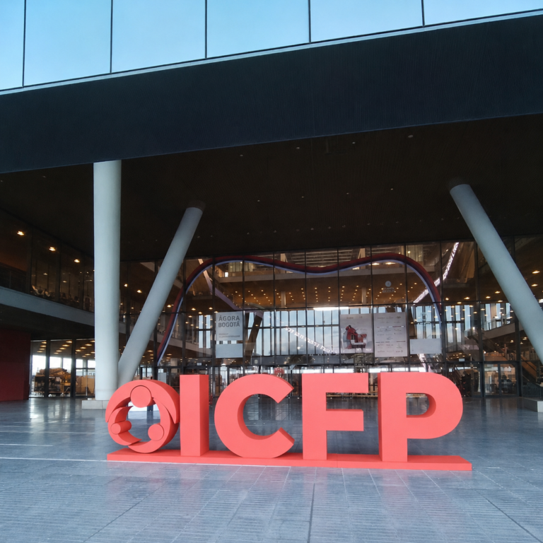 Letras volumétricas ICFP instaladas por BRA Publicidad en la entrada principal del Centro de Convenciones Ágora Bogotá como parte del proyecto de impresión e instalación para evento corporativo.