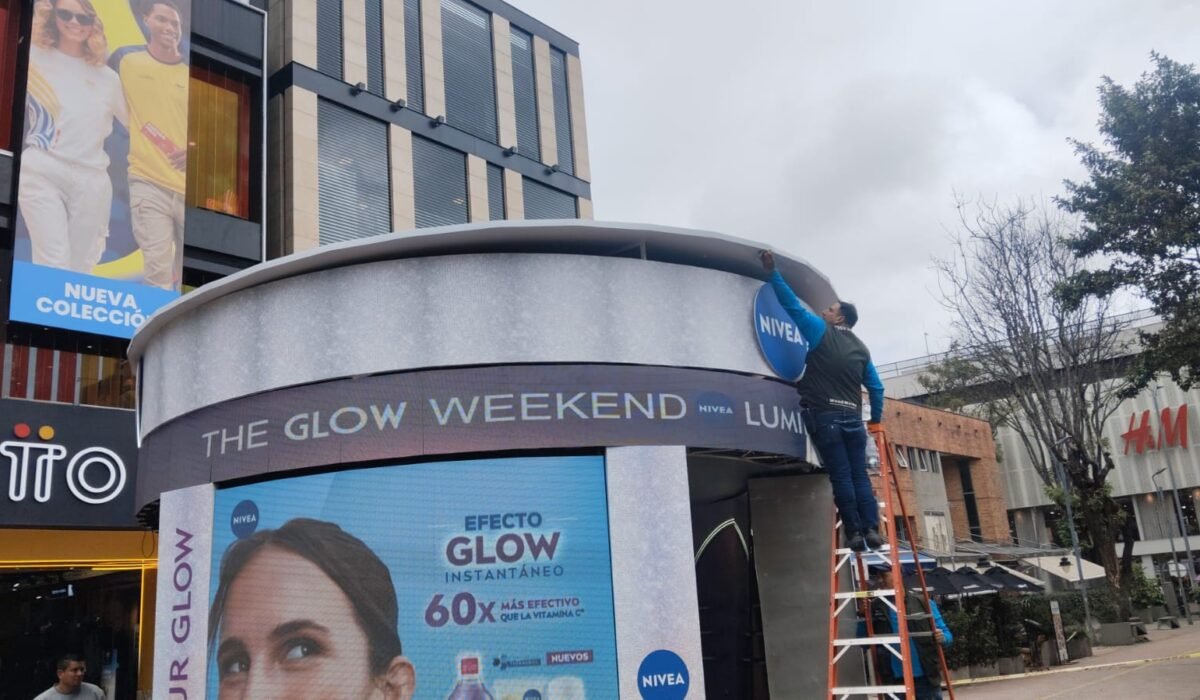 Técnico de BRA Publicidad instalando una estructura publicitaria para una activación de marca en un centro comercial utilizando equipos de acceso y procedimientos seguros de montaje.