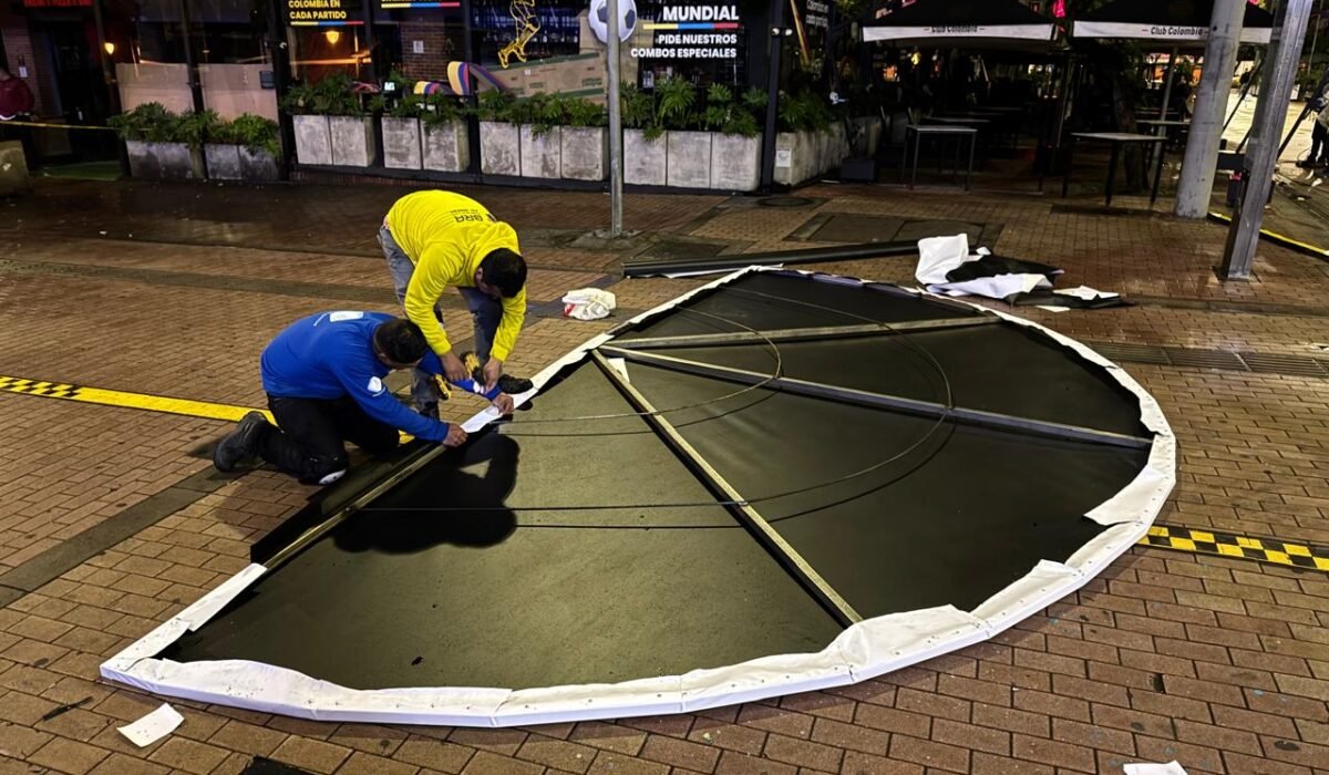 Técnico de BRA Publicidad instalando una estructura publicitaria para una activación de marca en un centro comercial utilizando equipos de acceso y procedimientos seguros de montaje.