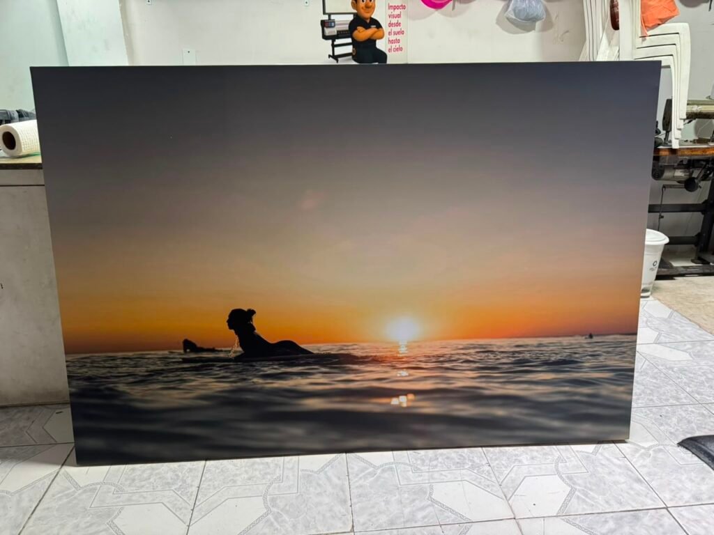 Fotografía de atardecer impresa en gran formato sobre panel rígido de alta calidad, producida por BRA Publicidad para decoración de interiores y exhibición.