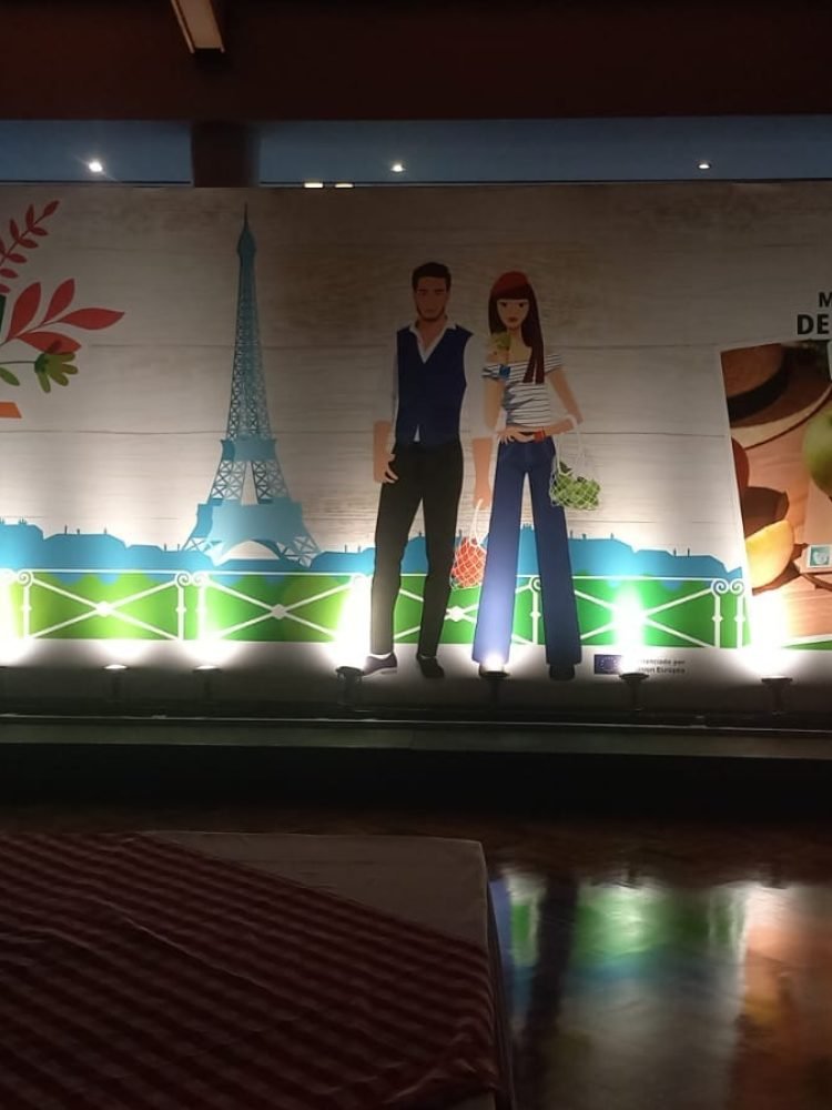 Impresión de gigantografía iluminada por BRA Publicidad SAS, ideal para publicidad interior y exterior.