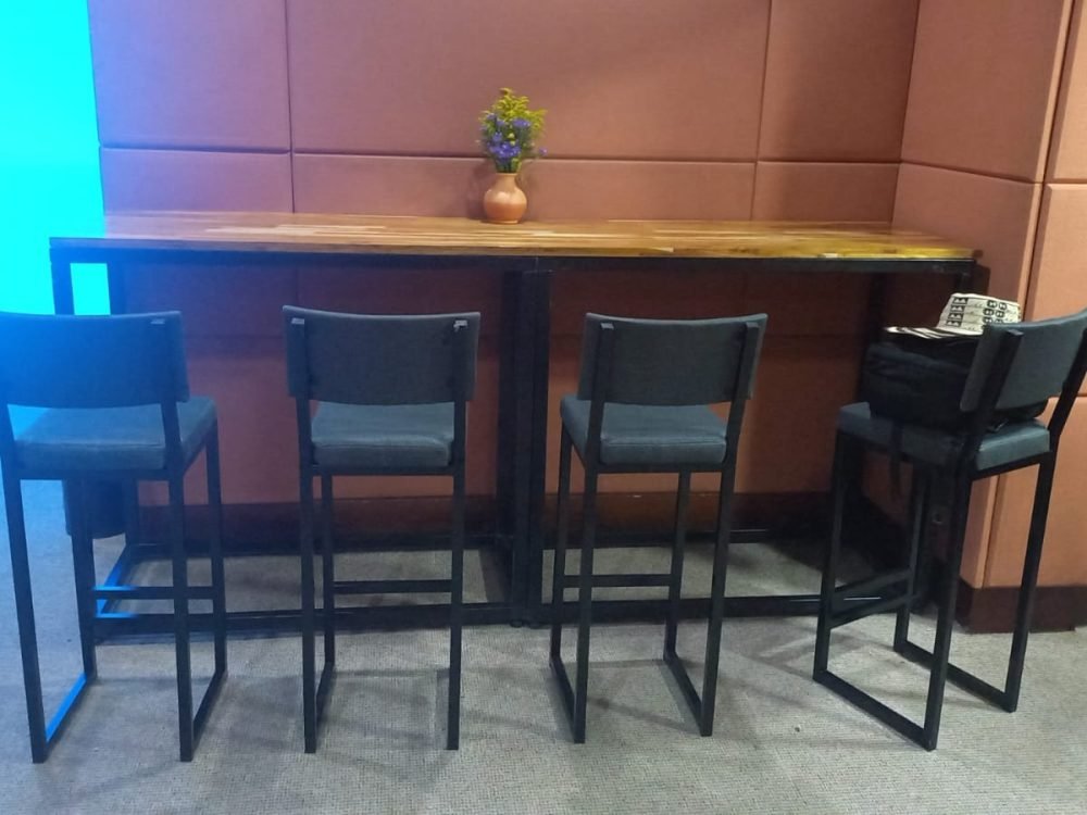 Alquiler de barra en madera con sillas altas para eventos, ofrecido por BRA Publicidad SAS