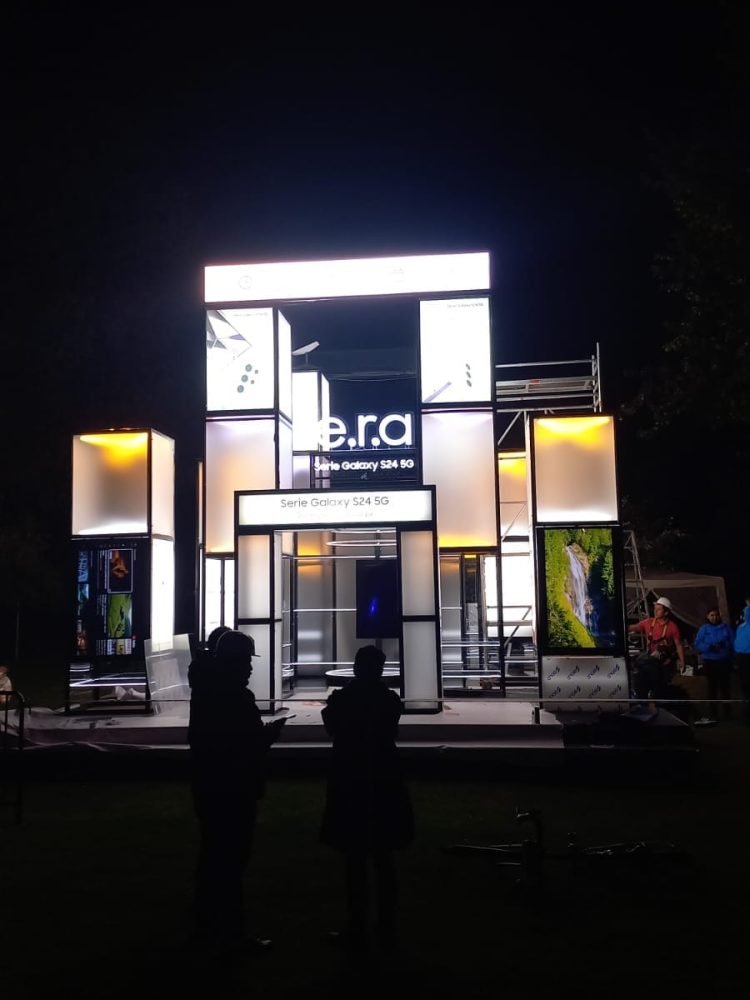 Aviso en acrílico con luz LED personalizado por BRA Publicidad SAS para interiores y exteriores