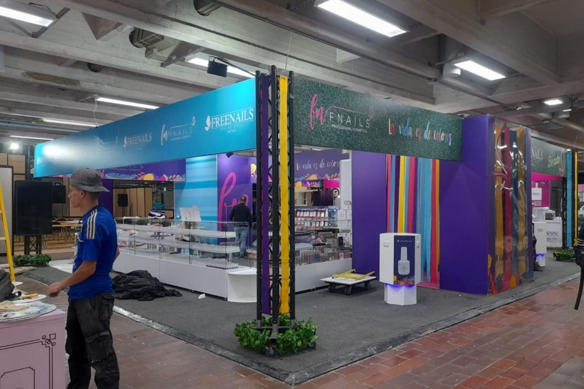 STAND FREE NAILS FERIA