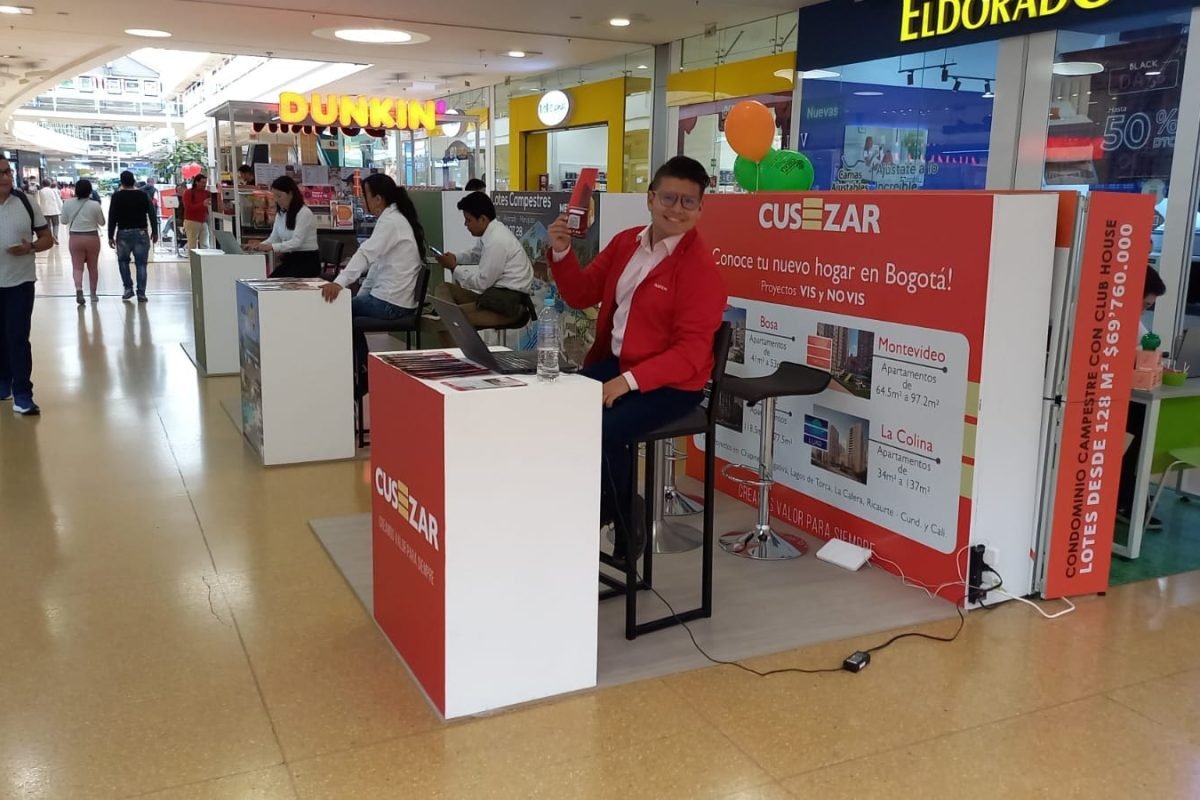 Stand de Cusezar en centro comercial con counter y vinilo adhesivo, distalado y fabricado por BRA Publicidad SAS