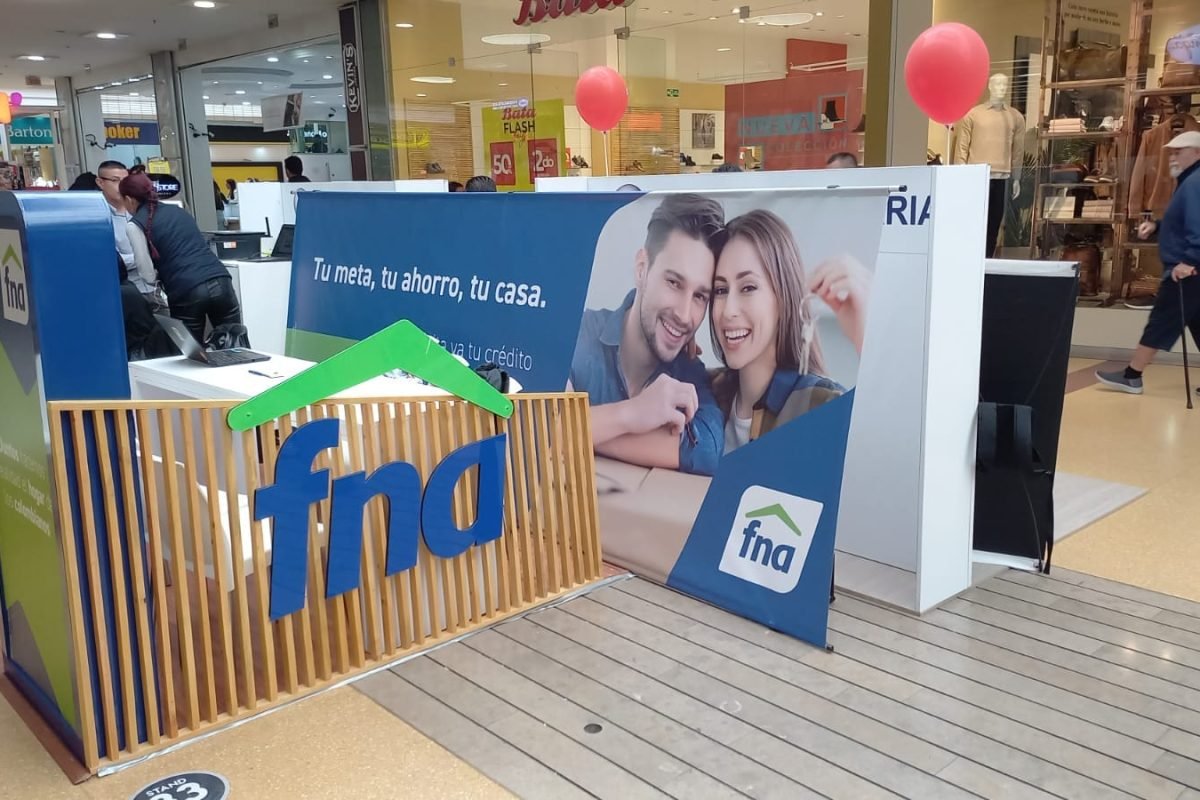 Stand tipo isla del Fondo Nacional del Ahorro en centro comercial, diseñado por BRA Publicidad SAS