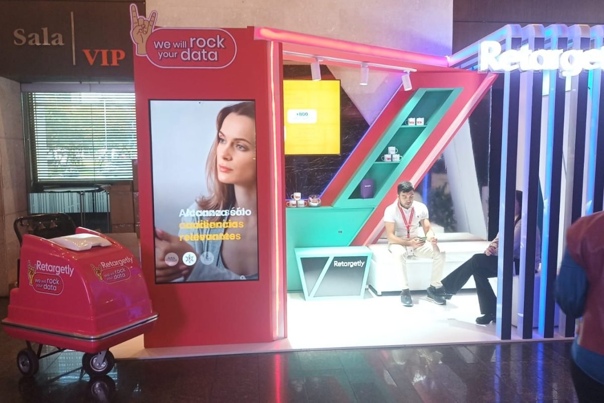 Stand con pantalla LED, aviso luminoso y cintas de neón personalizado por BRA Publicidad SAS