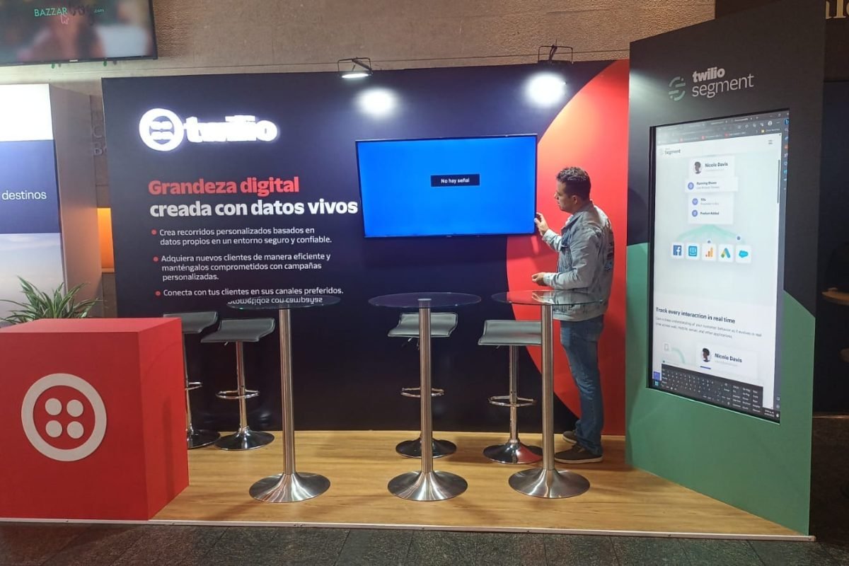 Stand sencillo con TV, counter y estructura de madera para pantalla LED diseñado por BRA Publicidad SAS