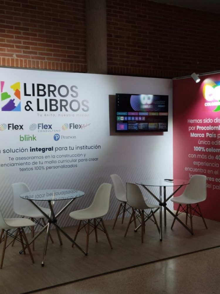 Stand para feria con mesa, sillas, pantalla de TV y dos backings publicitarios diseñado por BRA Publicidad SAS