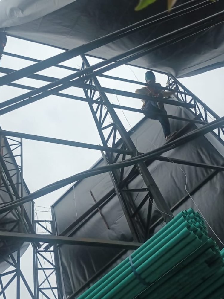 Montaje en alturas de valla publicitaria sobre estructura metálica por BRA Publicidad SAS con personal capacitado y medidas de seguridad