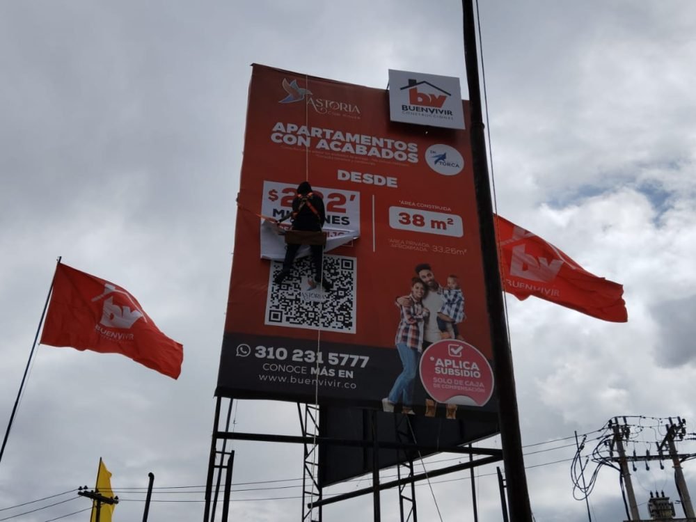 Instalación en altura de valla publicitaria sobre estructura metálica, ejecutada por BRA Publicidad SAS cumpliendo estándares de seguridad industrial