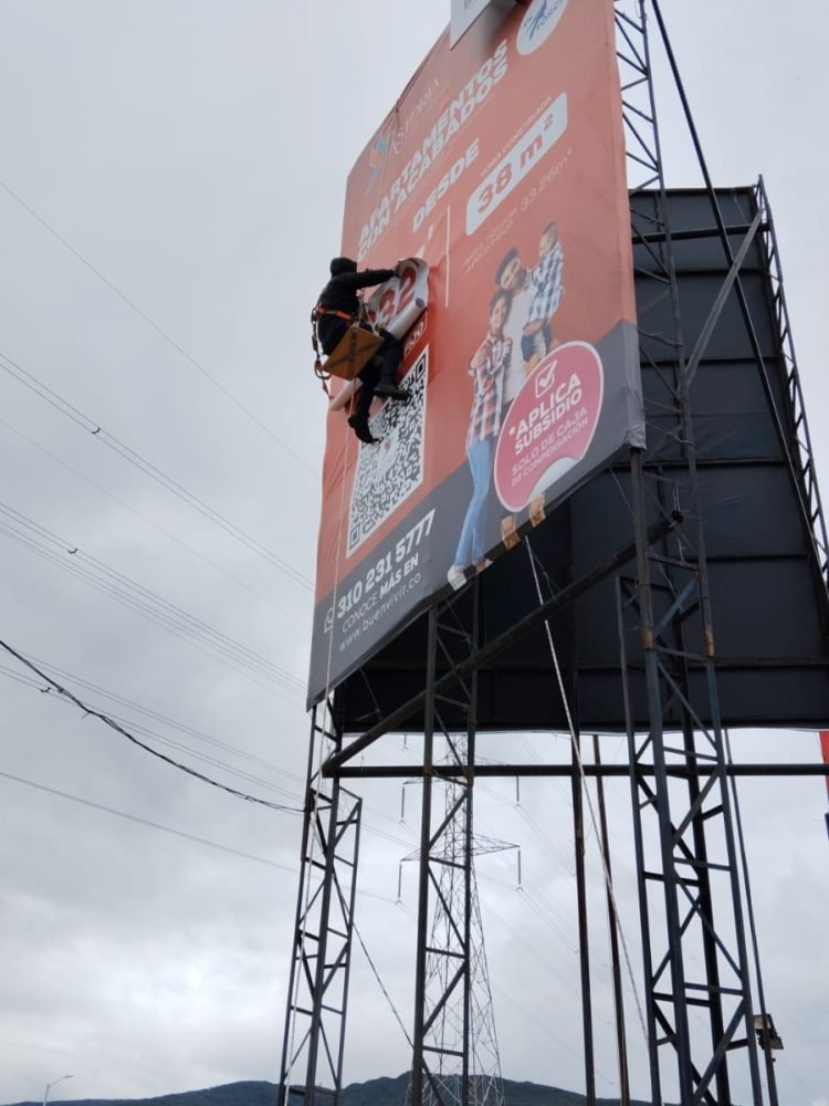 Instalación de banner publicitario en valla de gran formato a gran altura realizada por BRA Publicidad SAS