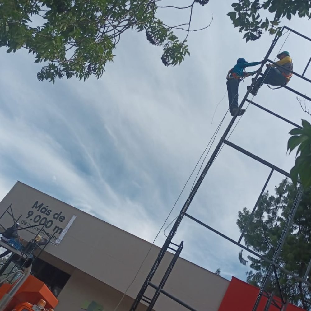 Inicio de trabajo en alturas para instalación de valla publicitaria realizado por equipo de BRA Publicidad SAS siguiendo normas de seguridad industrial