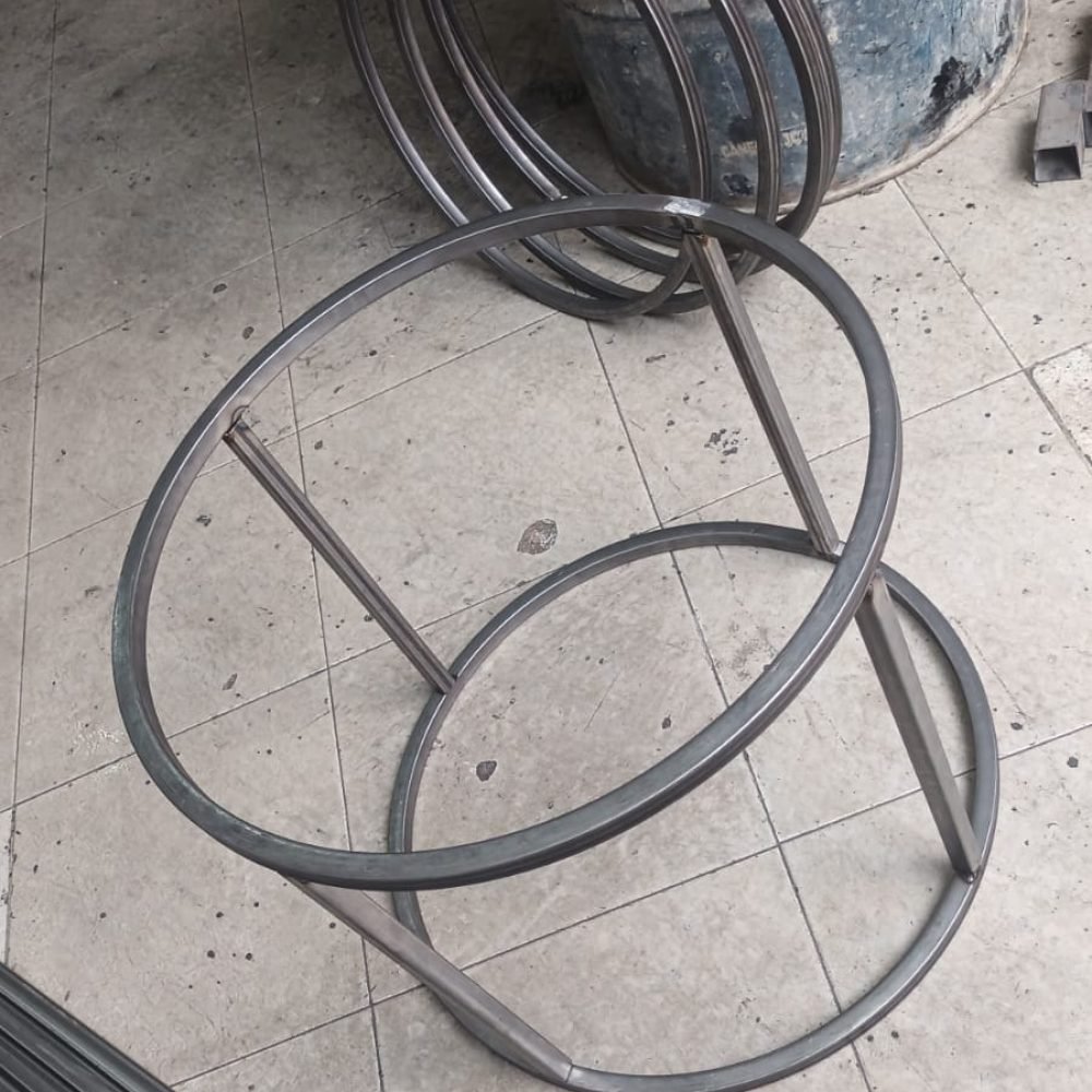 Estructura metálica soldada de pódium para evento, fabricada por BRA Publicidad SAS para posterior recubrimiento en vinilo adhesivo personalizado