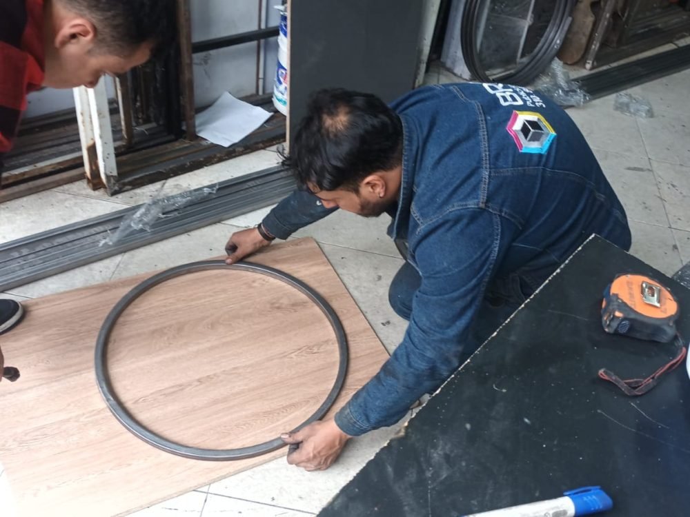 Pódium para evento fabricado en estructura metálica y forrado en vinilo adhesivo personalizado, realizado por BRA Publicidad SAS