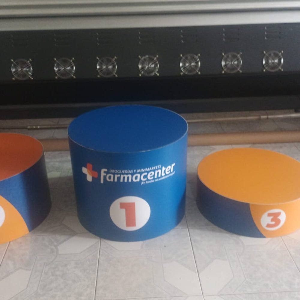 Pódium terminado con publicidad en vinilo adhesivo plastificado mate, diseñado y fabricado por BRA Publicidad SAS para eventos corporativos y ferias
