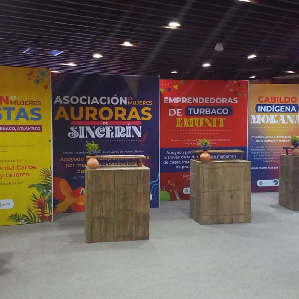 Conjunto de stands con backing y counter personalizados por BRA Publicidad SAS