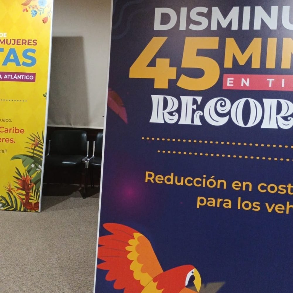 Backing personalizado para evento diseñado por BRA Publicidad SAS