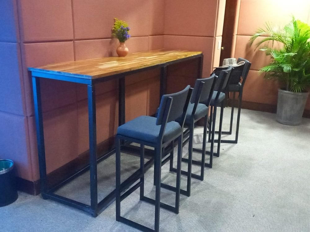 Mesa tipo barra con sillas altas, ideal para eventos y exposiciones, diseñada por BRA Publicidad SAS