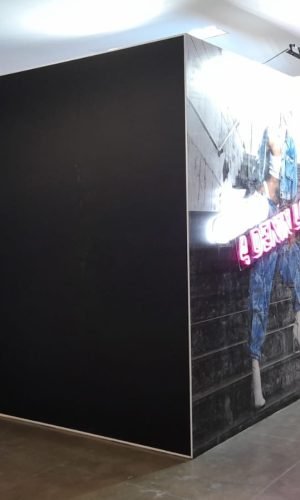 Stand tipo isla con muros en vinilo adhesivo y avisos en neonflex, diseñado por BRA Publicidad SAS