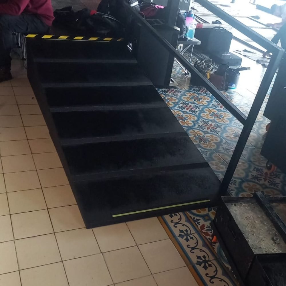 Plataforma especializada para subir escaleras en proyectos de instalación publicitaria