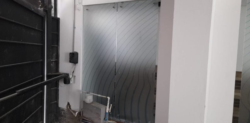 Instalación de papel frosted en vidrios para privacidad y diseño, realizada por BRA Publicidad SA