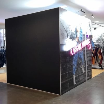 Parte exterior de stand con vinilo impreso personalizado y aviso en neonflex, diseñado por BRA Publicidad SAS