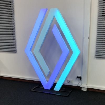 Logo de Renault fabricado en acrílico con iluminación de luz neón azul, diseñado por BRA Publicidad SA