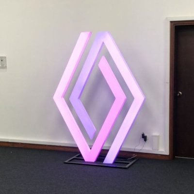 Logo de Renault fabricado en acrílico con iluminación de luz neón, diseñado por BRA Publicidad SAS