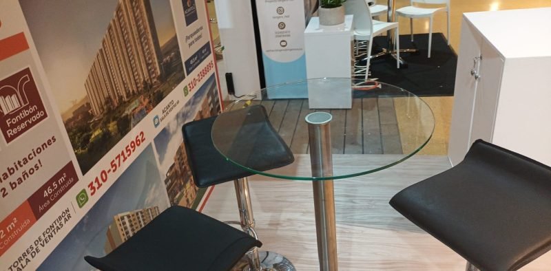 Alquiler de mesa y sillas cocteleras para eventos y ferias, ofrecido por BRA Publicidad SAS