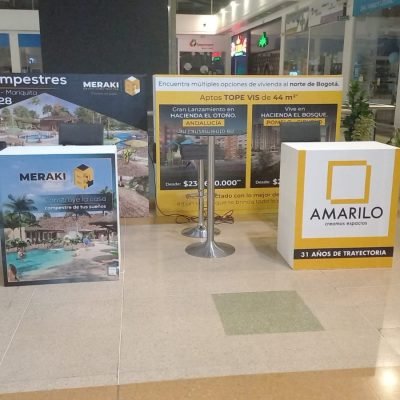 Stand tipo isla de Amarilo en centro comercial, diseñado por BRA Publicidad SAS para promoción inmobiliaria
