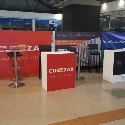 Stand de Cusezar para promoción inmobiliaria, diseñado por BRA Publicidad SAS.