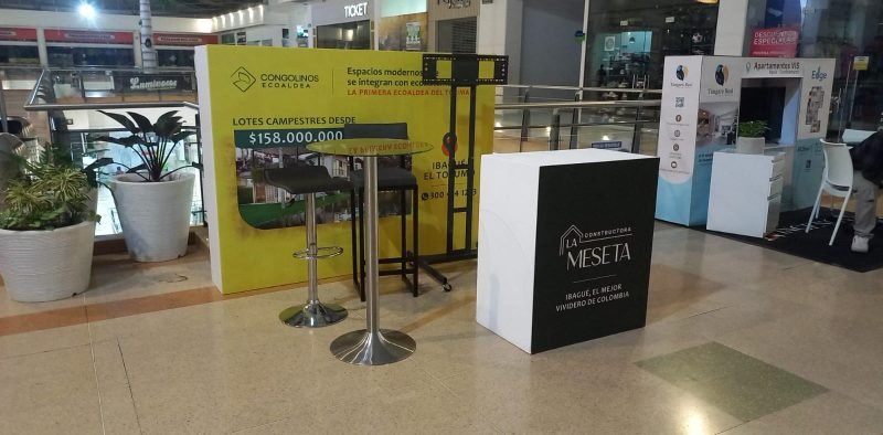 Stand de Constructora La Meseta y Congolinos Ecoaldea en centro comercial, diseñado por BRA Publicidad SAS