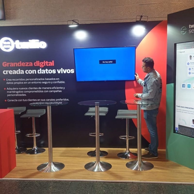 Stand con TV, sillas y counter personalizado por BRA Publicidad SAS en evento