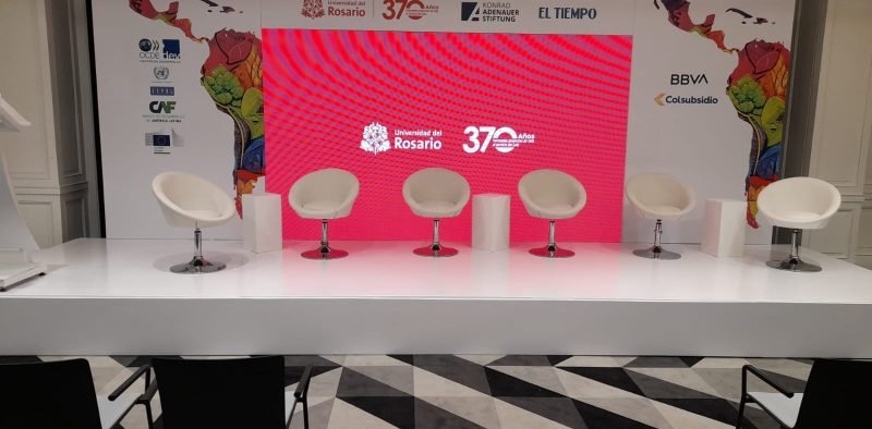 Tarima con backing impreso y pantalla LED personalizada para eventos, diseñada por BRA Publicidad SAS